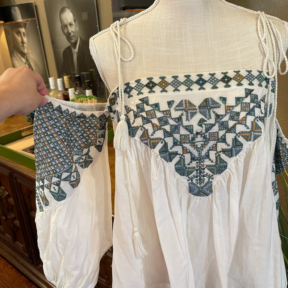 Free People embroidered off the shoulder top - sz Large